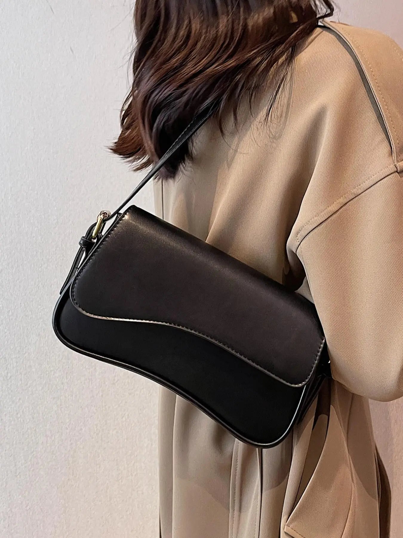 26 Spring/Summer Women's Saddle Bag, Daily Shoulder Bag and Crossbody Bag, Elegant Magnetic Sealed Saddle Bag, Suitable for Daily Use, Party Attendance