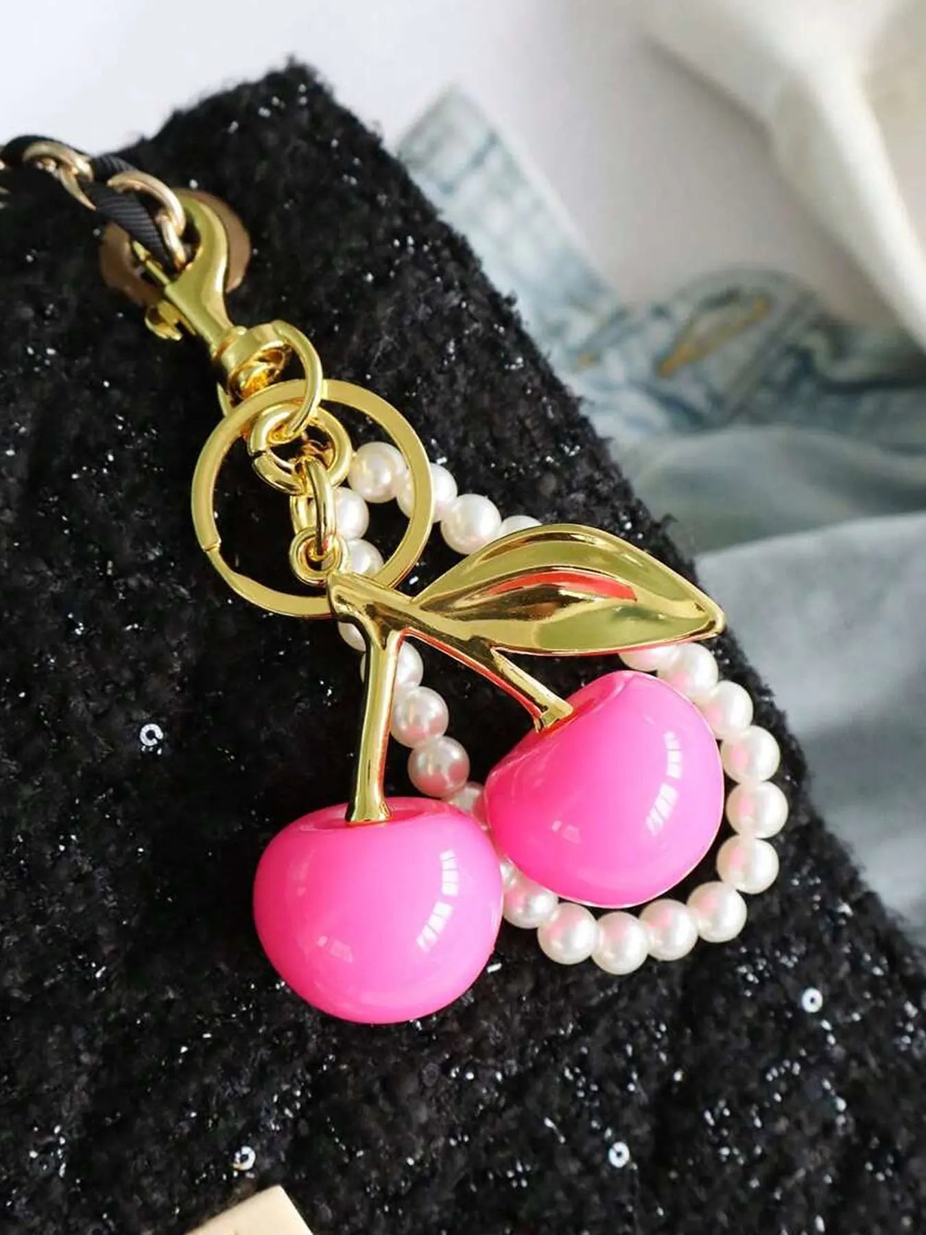 Cherry Keychain, Keychain Accessories, Girly Keychain for Bags, Women's Bag Pendant, Fashion Trend Exquisite Pendant, Women's Backpack Elegant Pendant, Suitable for Valentine's Day and Christmas Gift for Friends