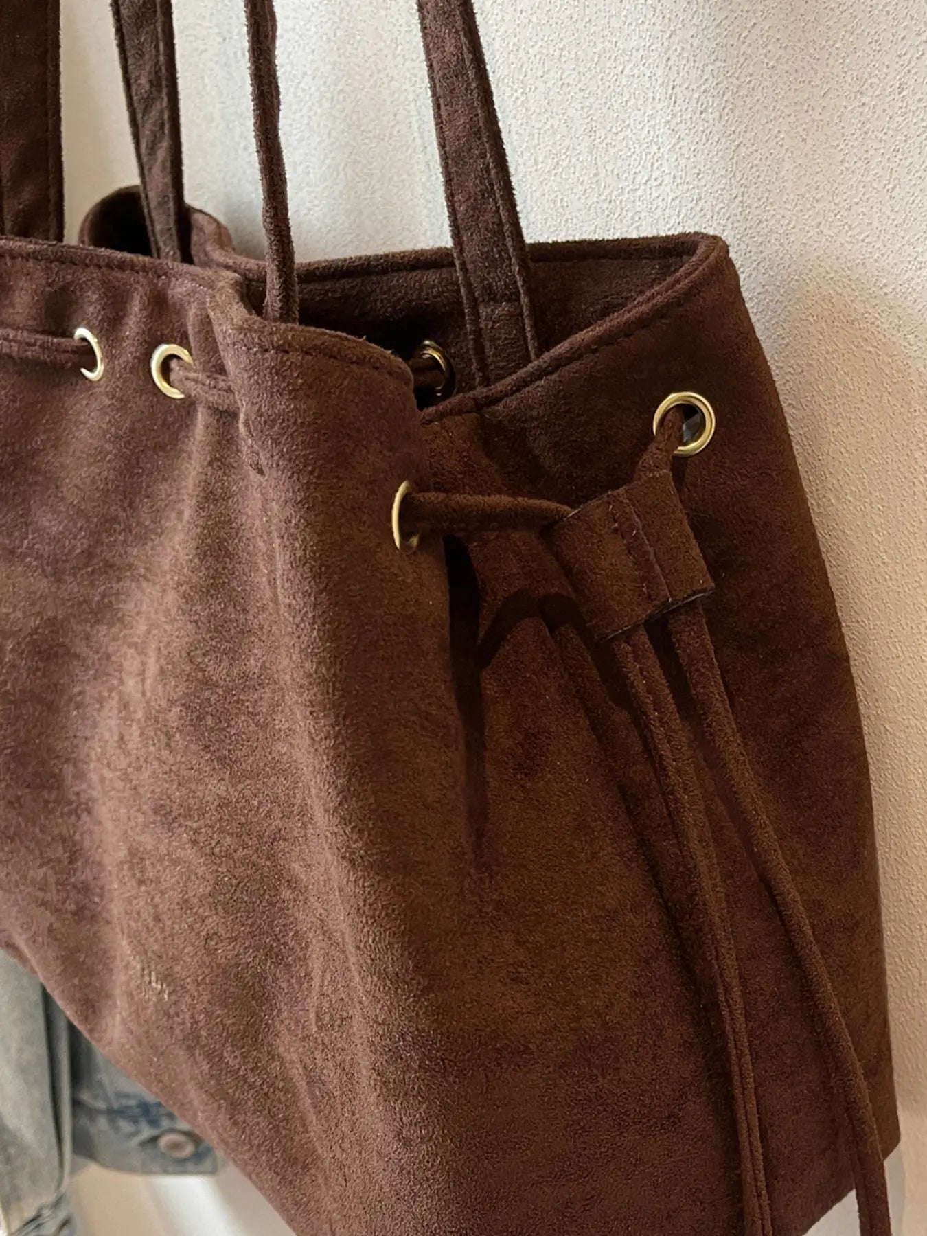 Retro Exquisite Tote Bag with Drawstring Closure Design, Stylish Versatile Large-Capacity Shoulder Bag, Suitable for Dates and Parties, Casual Commuter Bag